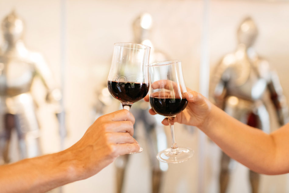 Deux verres de vins dans la salle d'armes du Château