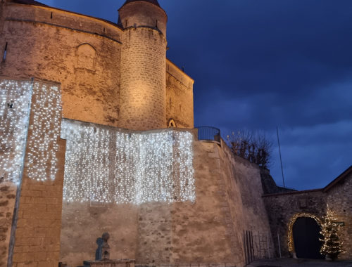Décoration de Noël illuminant le mur Nord-Est du Château de Grandson