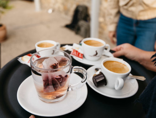 Des tasses de café sur un plateau de service