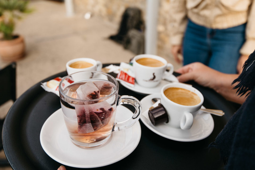 Des tasses de café sur un plateau de service
