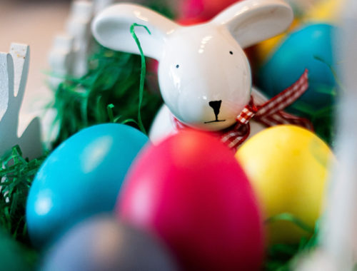 Lapin en porcelaine entouré d'oeufs colorés