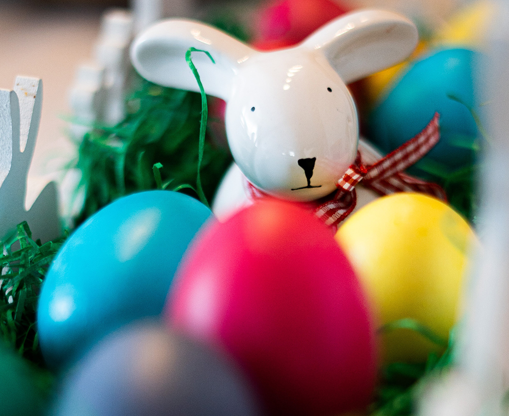 Lapin en porcelaine entouré d'oeufs colorés