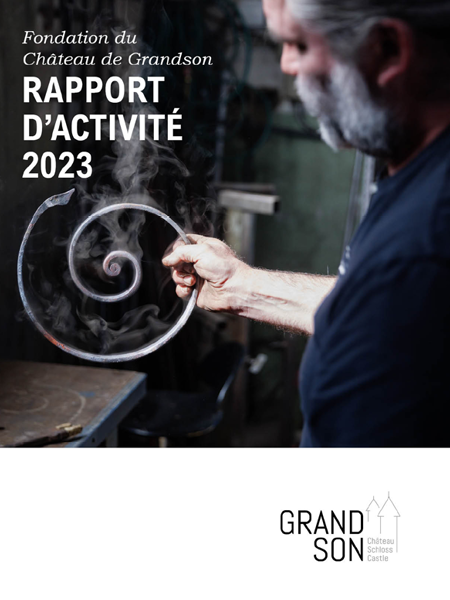 Forgeron tenant une volute en fer forgé.