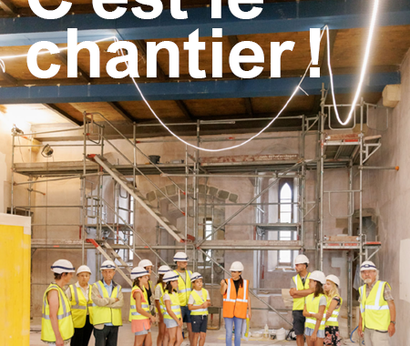 Groupe de personnes qui visite le chantier de restauration du château de Grandson